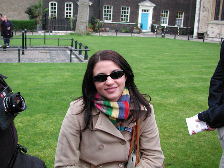 Stacie at Tower of London.jpg 439.7K